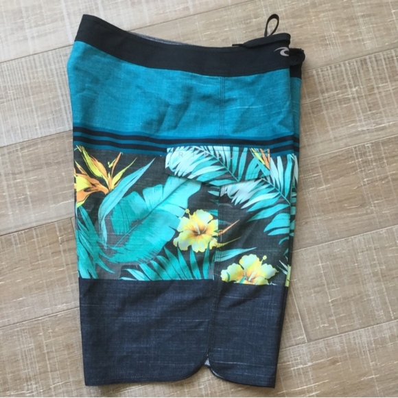 RIP CURL Hawaii Floral Palm Leaf 9” Board Shorts - Picture 8 of 12
